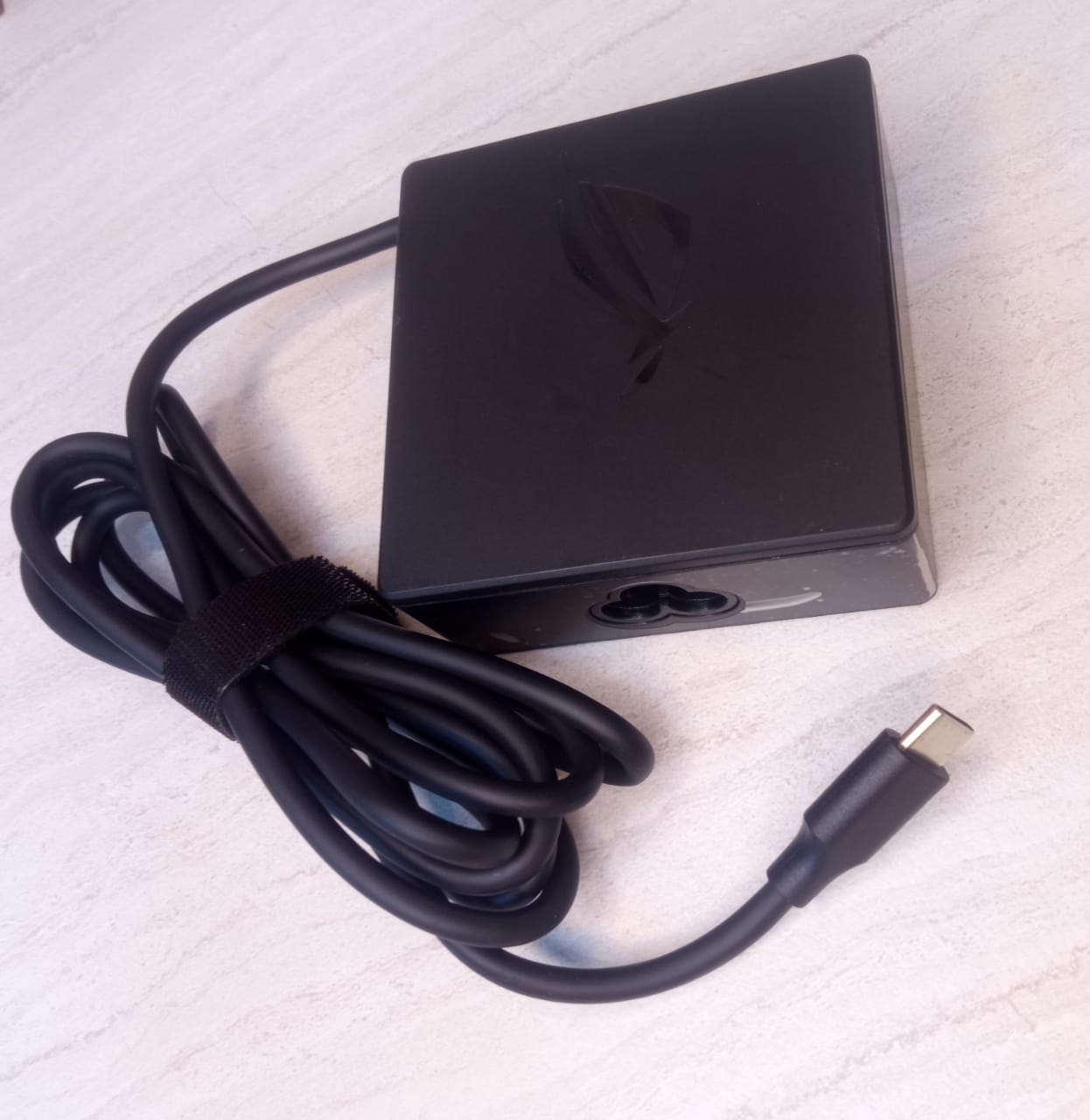 CARGADOR ORIGINAL ASUS 20V TIPO C - 100 WATTS CUADRADO (02732)